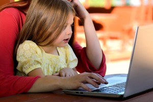 Wenn die Eltern das Kind im Internet begleiten, ist so eine weitestgehend sinnvolle Nutzung gewährleistet.