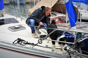 Vor der Anreise mit dem eigenen Boot ist es wichtig, die Hochseetauglichkeit des Vierbeiners zu erproben.